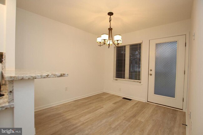 Building Photo - 117 Lakeside Dr