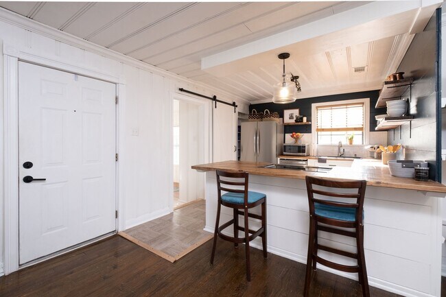 Foto del edificio - Updated 3-Bedroom Home with Fully Equipped Kitchen & Washer/Dryer in Great Neighborhood!