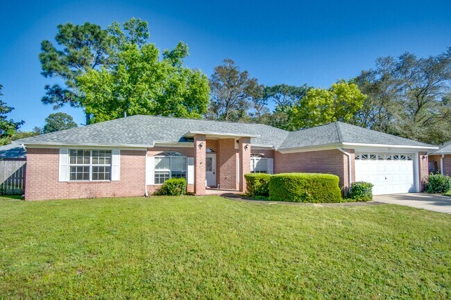 Building Photo - Southwest Pensacola 3/2 Crown Pointe Home ...