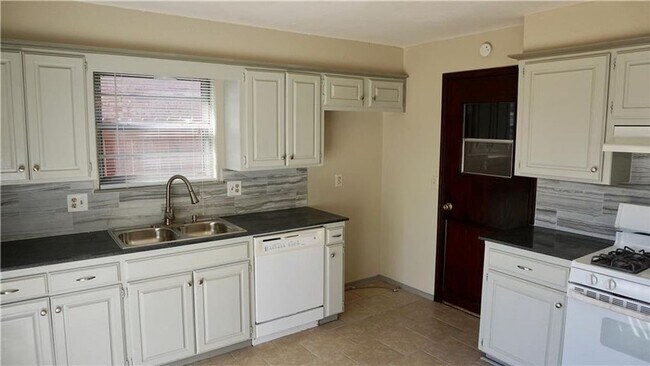 Foto del edificio - 212 Shadybrook Pl