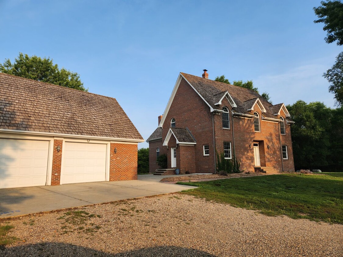 Primary Photo - Country Acreage Home For Rent: Serenity Be...