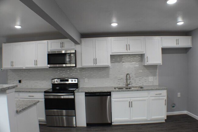 Building Photo - 2205 Farola Dr