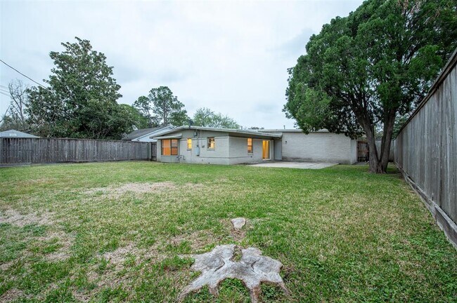 Building Photo - 9614 Meadowcroft Dr