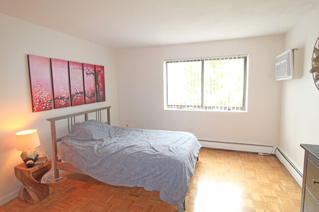 Foto del edificio - 32 Whites Ave