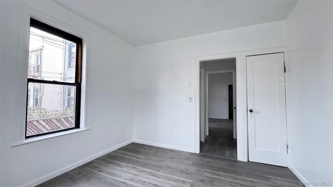 Foto del edificio - 37-54 64th St