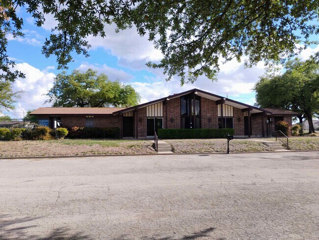 Foto del edificio - 100 Royal Way Dr
