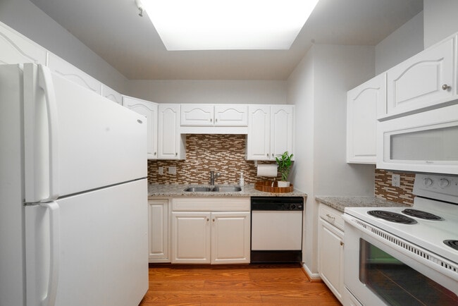 Foto del edificio - 1 Towers Park Ln