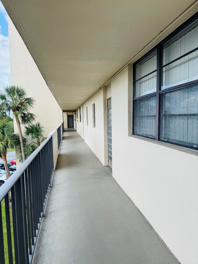 Foto del edificio - 2430 Deer Creek Country Club Blvd