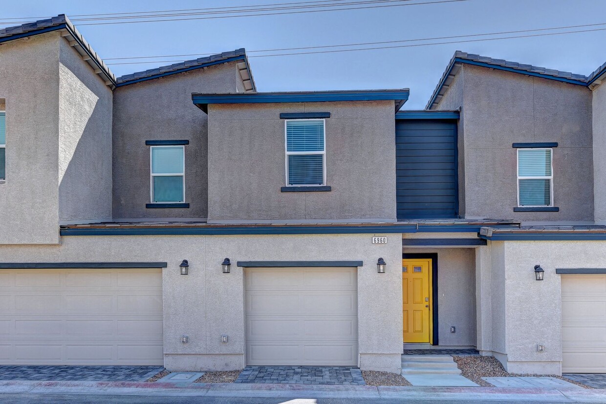 Primary Photo - Brand new 3 bedroom Town House by DR Horto...