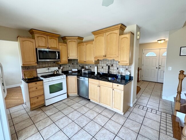 Building Photo - 23W354 Woodcrest Ct W