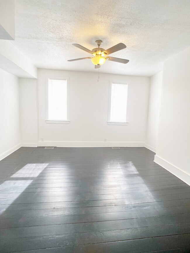 Building Photo - 307 Elm St