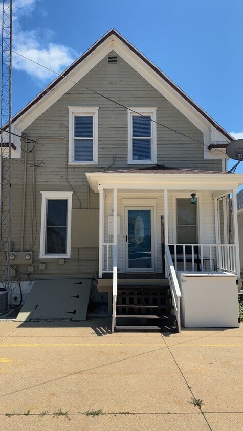 Foto principal - 620 1st Ave NW