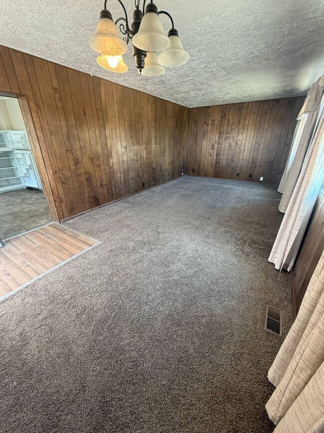 Building Photo - Main Level Living