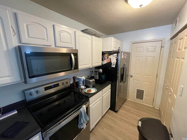 Building Photo - 3514 S Oaklawn Cir