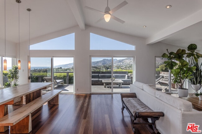 Foto del edificio - 29500 Heathercliff Rd