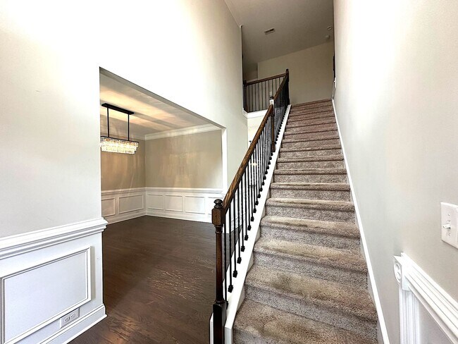 Foto del edificio - !!!!Spacious and Charming 5BR 3.5BA Home w/ Beautiful Kitchen • Fenced Yard in Charlotte