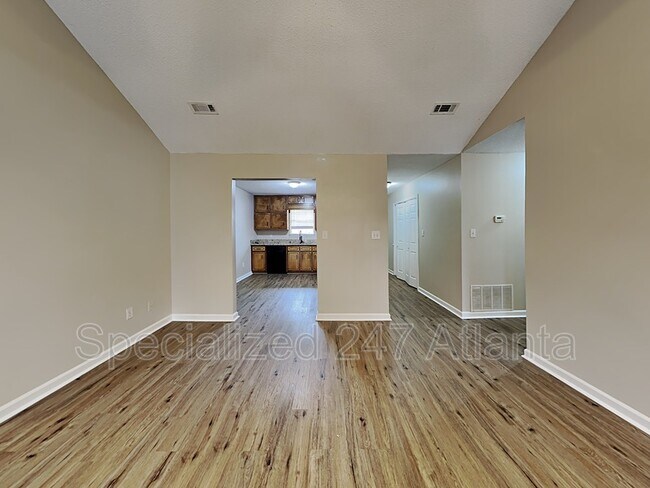 Building Photo - 243 Oak Cir N