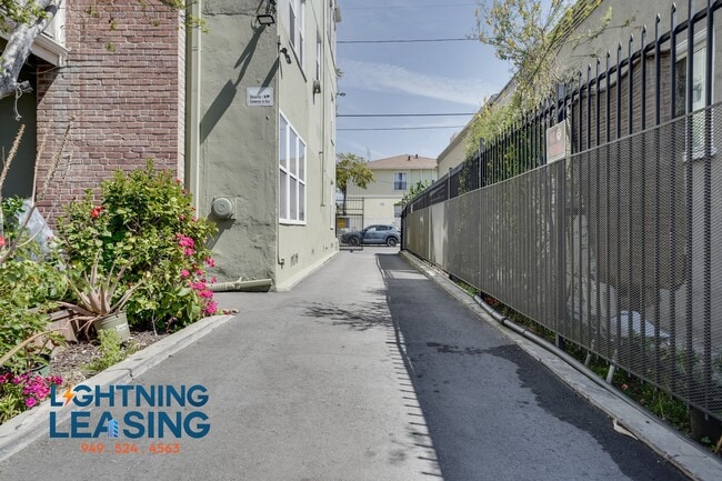 Building Photo - 1627 5/3 Normandie-11D
