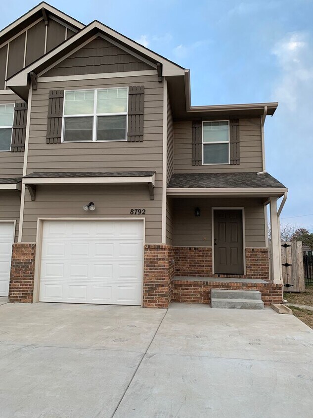 Foto principal - 8792 E Harry St