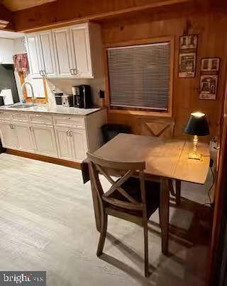 Foto del edificio - 379 River Rd
