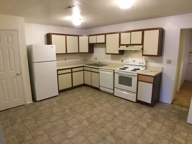 Building Photo - Blacksburg, 4 BR / 2.5 BA Townhouse, Avail...