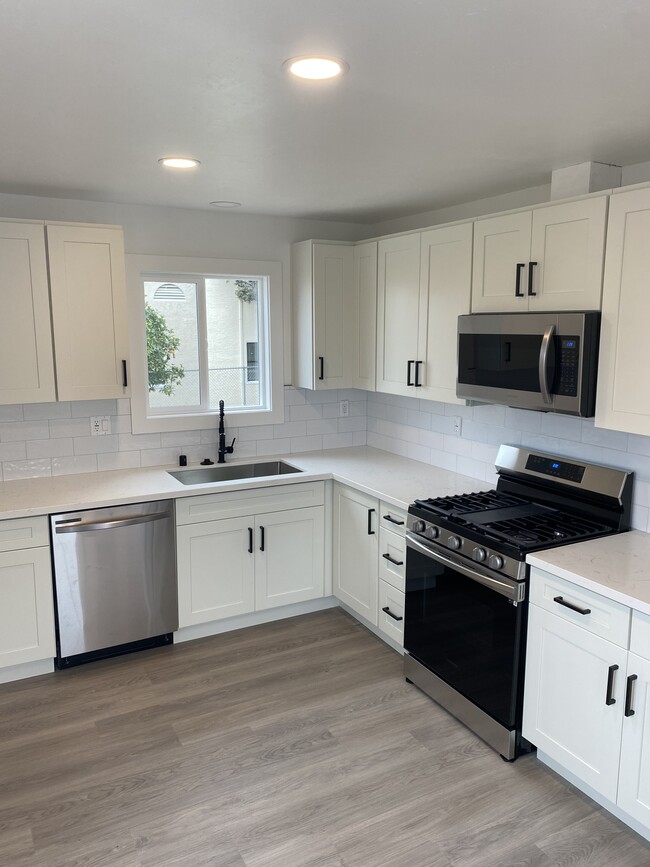 Building Photo - 6744 N Elman St