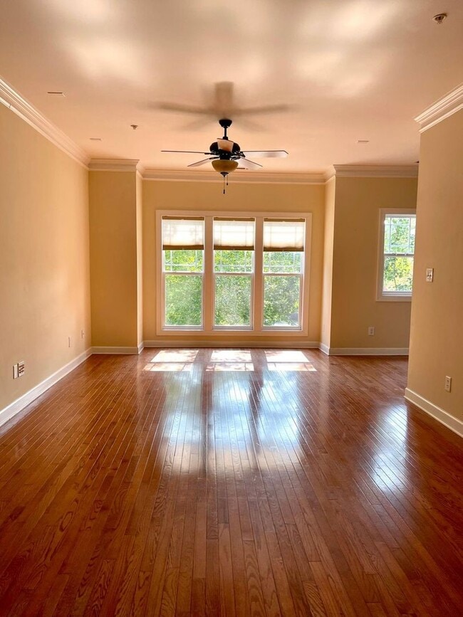 Building Photo - Beautiful 2 bed/2.5 bath end unit townhous...