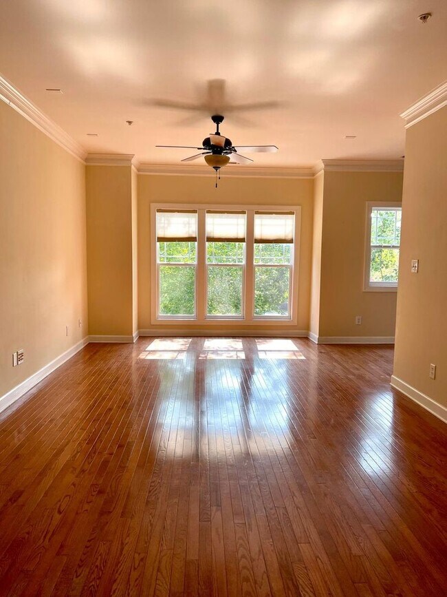 Foto del edificio - Beautiful 2 bed/2.5 bath end unit townhous...
