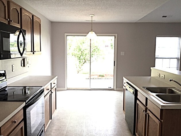 Building Photo - 5060 Thornton Dr