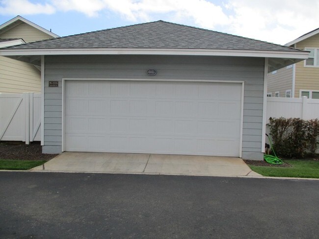 Building Photo - PET FRIENDLY 4 bedroom in gated community