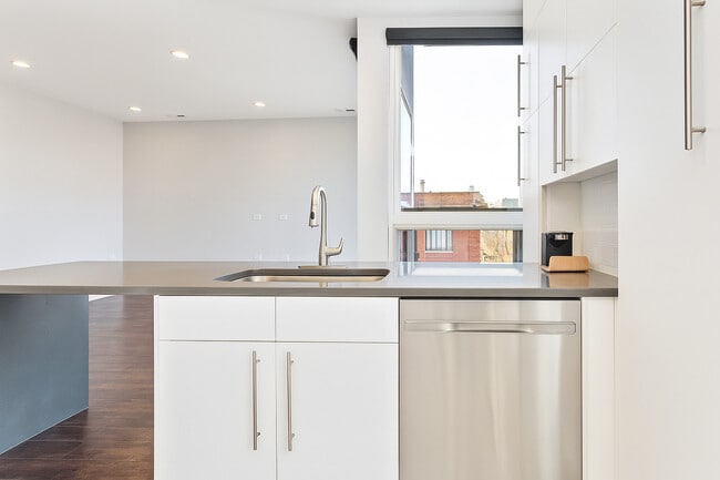 Foto del edificio - 3301 N Sheffield Ave