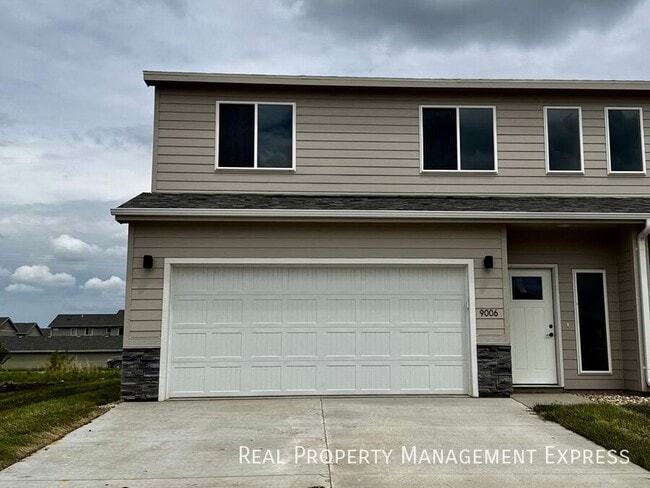 Building Photo - Awesome Layout with Yard Maintenance Inclu...