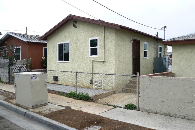 Building Photo - 813 N Alma Ave
