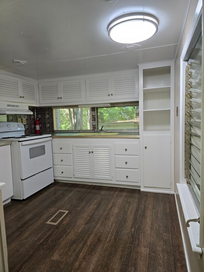 Building Photo - 145 Maugham Dr