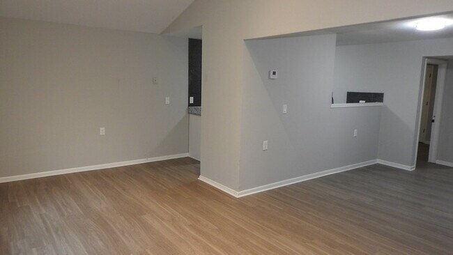 Building Photo - Charming 3 bedrooms and 1 bath home located on Elmwood Ave in Kansas City, MO