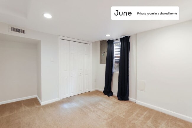 Building Photo - Room in Shared 5 bed/2 bath home