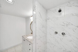 Building Photo - 832 Wax Myrtle Ln