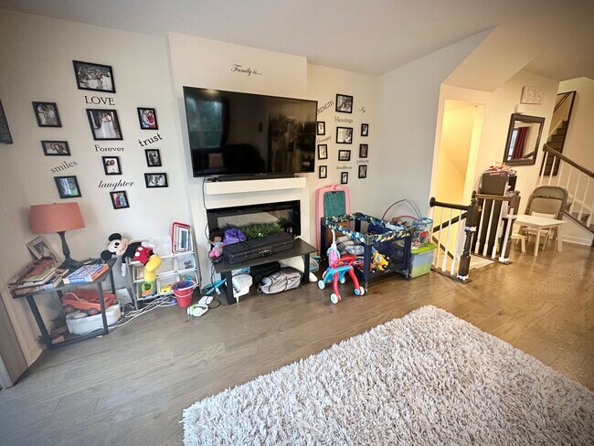 Building Photo - Amazing 4 BR/3.5 BA EOG Townhome in Lanham!