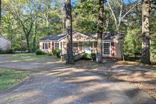 Building Photo - 211 W Lakeview Dr