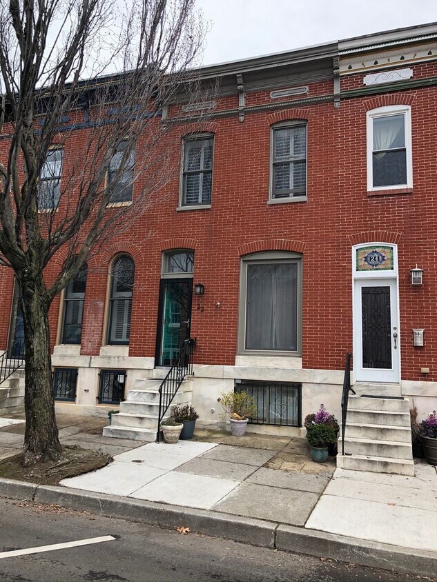 Primary Photo - Fabulous 3Bed/2.5Ba Townhome - Steps from ...
