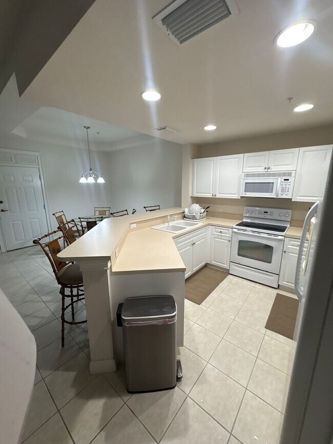 Foto del edificio - SPECIAL $500 off 1st MONTHS RENT— Fully Furnished or Unfurnished! Lakeview Elegance in Porto Vist...