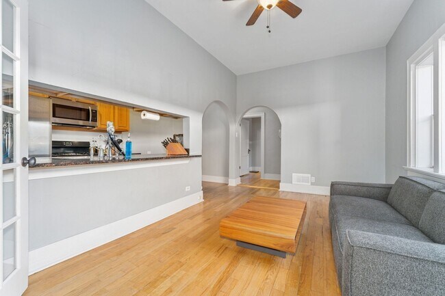 Building Photo - Charming 2BR Condo with parking!