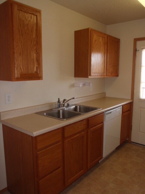 Foto del edificio - Heat paid two story apartment