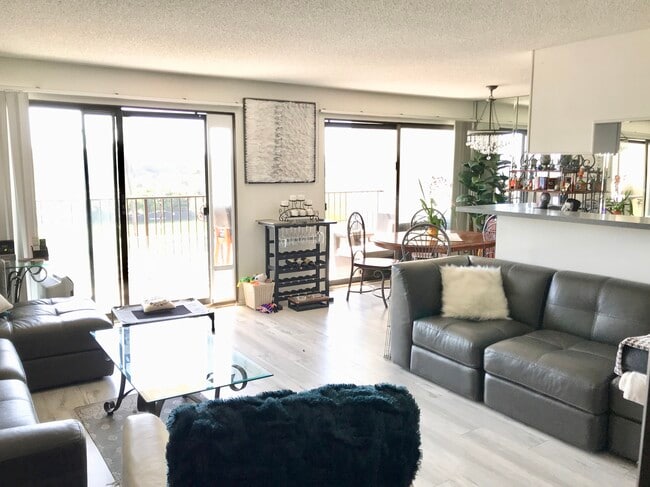204 living room - 1720 Ardmore Ave
