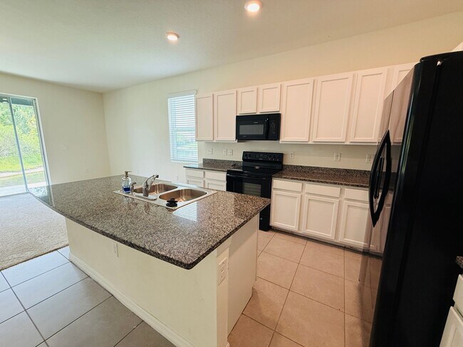 Foto del edificio - Beautiful 3-Bedroom + Loft Townhome for Rent in North Tampa / Land O' Lakes!