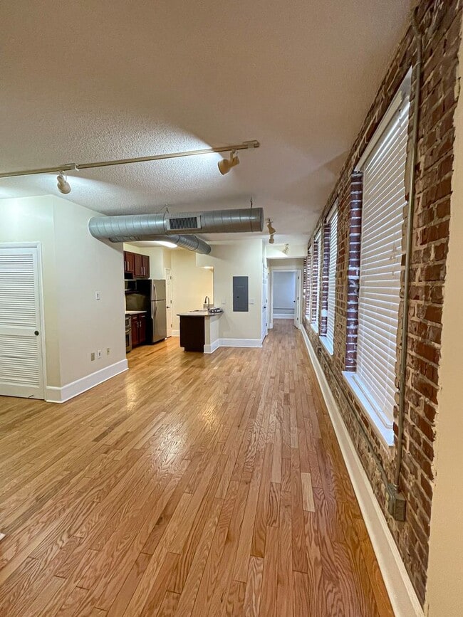 Building Photo - Fully Renovated 1 BR/ 1 BA with assigned g...