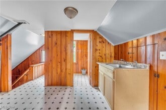 Building Photo - 915 Helmsdale Rd
