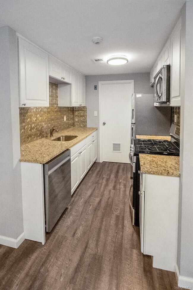 Building Photo - 100 Glen Hollow Dr