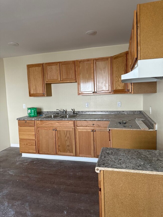 Building Photo - 5 bedroom Available 2 Bathroom home