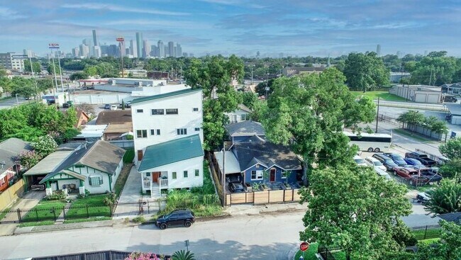 Building Photo - 605 Cottage St